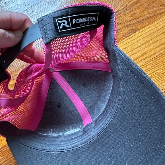 United Rentals Gray Pink Mesh Snapback Cap Trucker Baseball Hat Richardson NEW - Picture 5 of 5